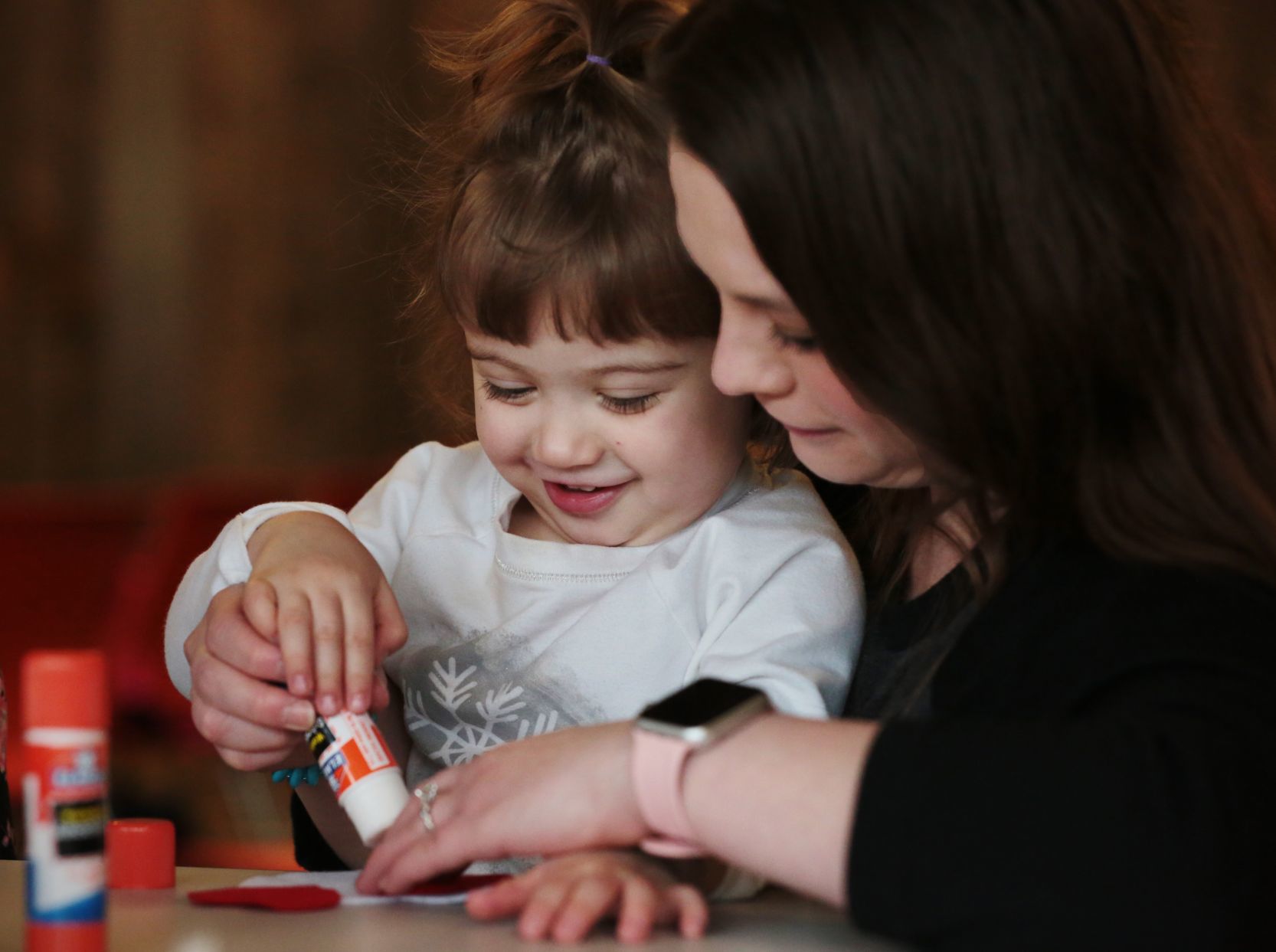 Zoie Lynn, 2, makes a puppy craft